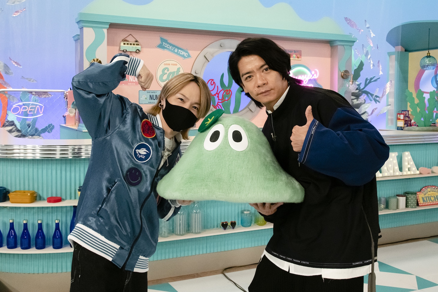 左からsyudou、野田クリスタル（マヂカルラブリー）。