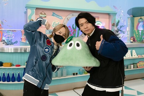 左からsyudou、野田クリスタル（マヂカルラブリー）。