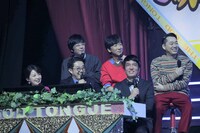 前列左から松丸友紀アナウンサー、おぎやはぎ。後列左から元アルファルファの豊本明長（東京03）、飯塚悟志（東京03）、設楽統（バナナマン）。(c)テレビ東京