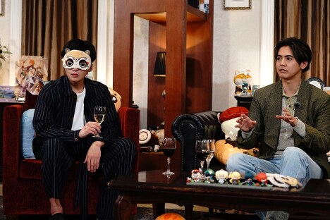 “利きワイン”に挑戦中の八木勇征（FANTASTICS from EXILE TRIBE）、片寄涼太（GENERATIONS from EXILE TRIBE）。(c)BS朝日