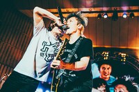 左から宮田和弥（Vo）、森純太（G）。（Photo by umihayato）