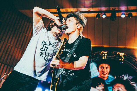 左から宮田和弥（Vo）、森純太（G）。（Photo by umihayato）