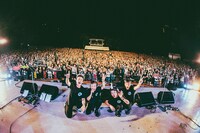 終演後、オーディエンスと記念撮影するJUN SKY WALKER(S)。（Photo by umihayato）