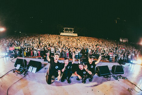 終演後、オーディエンスと記念撮影するJUN SKY WALKER(S)。（Photo by umihayato）