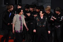 東京卍會キャストの前を歩く北村匠海（DISH//）、山田裕貴、吉沢亮。