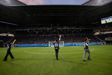 大阪・Panasonic Stadium Suitaで歌うTHE BEAT GARDEN。