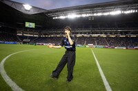 大阪・Panasonic Stadium Suitaで歌うREI（THE BEAT GARDEN）。