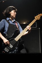 村岡ゆか（B / eastern youth）（Photo by MAYUIMI）