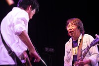 左から田中貴（B / サニーデイ・サービス）、曽我部恵一（Vo, G / サニーデイ・サービス）。（Photo by MAYUIMI）