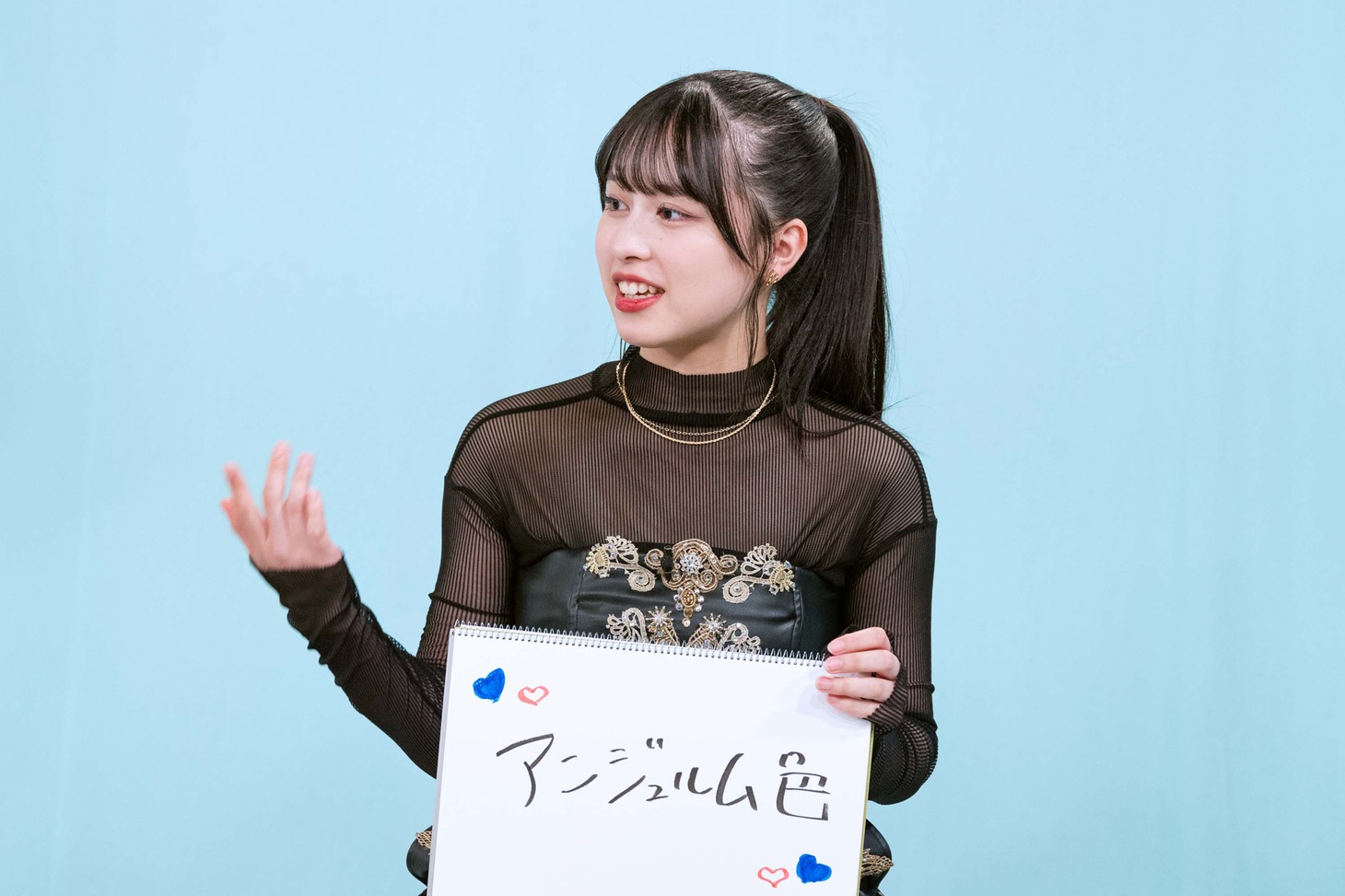 「竹内朱莉卒業直前！アンジュルム『アイノケダモノ / 同窓生』発売記念スペシャル」より。（写真：曽我美芽）