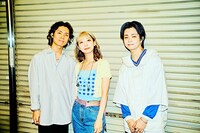 左から上原俊亮（dawgss）、竹内アンナ、森光奏太（dawgss）。（Photo by Kazushi Hamano）