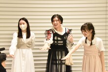 円陣を組む風見和香、小林歌穂、仲村悠菜（左から）。