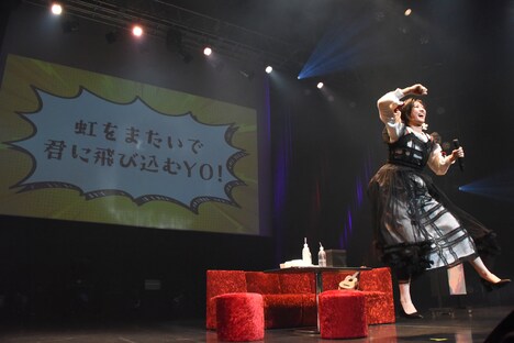 ジャンプする小林歌穂。