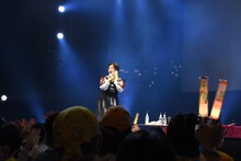 シャボン玉を客席に向けて噴出しながらステージをあとにする小林歌穂。