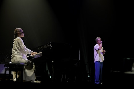 ハラミちゃん（左）とEXILE TAKAHIRO（右）。