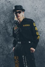 親衛隊長・目黒修也に扮する大平祥生。