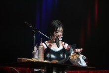 ウクレレをチューニングする小林歌穂。