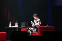 エビ中ファミリーのお悩み相談に乗る小林歌穂。