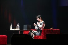 エビ中ファミリーのお悩み相談に乗る小林歌穂。