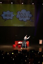 国歌斉唱の指揮を執る小林歌穂。