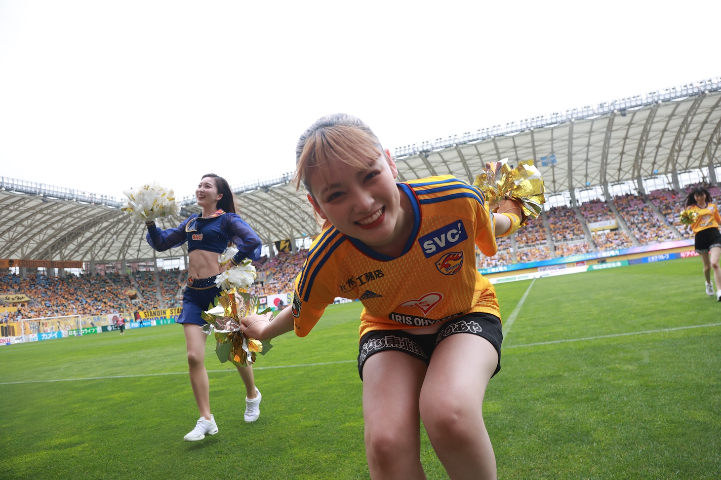 伊達花彩（中央）(c)VEGALTA SENDAI