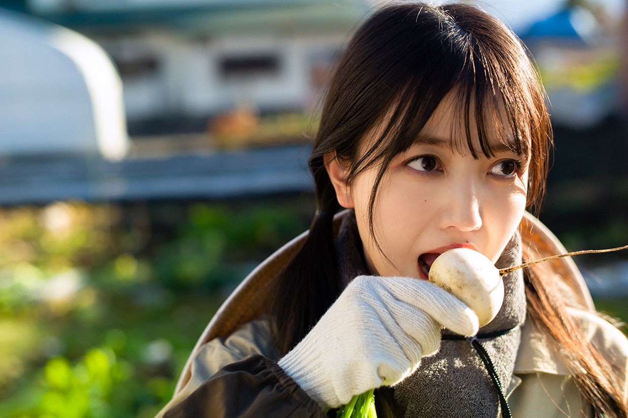 久保史緒里（乃木坂46）1st写真集「交差点」より、祖母の畑を訪れた際の1枚。（撮影：細居幸次郎）