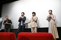 「全力で笑って」と呼びかけて劇場を盛り上げる大倉空人（原因は自分にある。 / 右から2番目）。