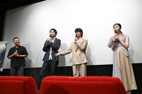 「全力で笑って」と呼びかけて劇場を盛り上げる大倉空人（原因は自分にある。 / 右から2番目）。