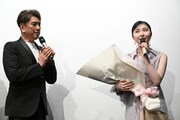 川崎麻世から誕生日祝いの花束を受け取った中村守里。