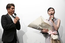 川崎麻世から誕生日祝いの花束を受け取った中村守里。