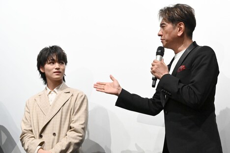 川崎麻世（右）からのメッセージに耳を傾ける大倉空人（原因は自分にある。）。