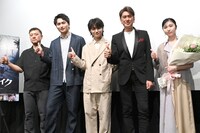 映画「ヒッチハイク」完成披露試写会の様子。