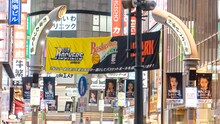 「BiSHのいないWACKなんて、とお思いの皆さん。WACKはしぶといぞ。渋谷だけに。」広告掲出中の渋谷センター街。