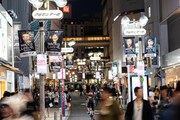 「BiSHのいないWACKなんて、とお思いの皆さん。WACKはしぶといぞ。渋谷だけに。」広告掲出中の渋谷センター街。