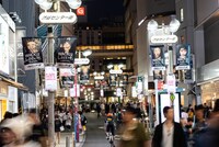 「BiSHのいないWACKなんて、とお思いの皆さん。WACKはしぶといぞ。渋谷だけに。」広告掲出中の渋谷センター街。