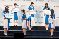 前屈を披露する工藤唯愛（中央）。