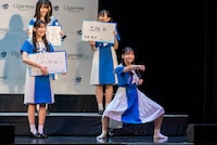 「気合いと根性」をアピールした秋田莉杏（手前右）。