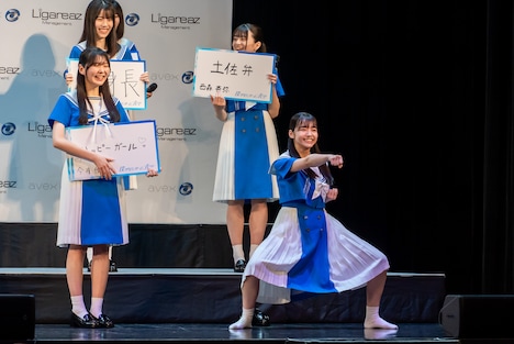 「気合いと根性」をアピールした秋田莉杏（手前右）。