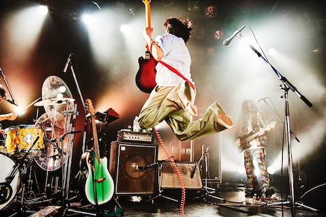 崎山蒼志「崎山蒼志 TOUR 2023『はたち・みずのかたち』」ファイナル公演の様子。(撮影: 田辺佳子)