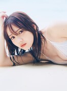 乃木坂46 田村真佑1st写真集「恋に落ちた瞬間」より。（撮影：藤原宏［Pygmy Company］）