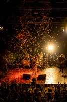 a flood of circle「花降る空に不滅の歌を」Zepp Shinjuku（TOKYO）公演の様子。（Photo by Viola Kam [V'z Twinkle]）