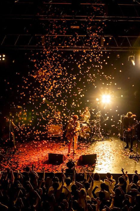 a flood of circle「花降る空に不滅の歌を」Zepp Shinjuku（TOKYO）公演の様子。（Photo by Viola Kam [V'z Twinkle]）