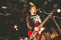 STOMPIN' BIRDのTOM（Vo, G）。（Photo by Naoto Iwabuchi）