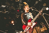 STOMPIN' BIRDのTOM(Vo, G)。(Photo by Naoto Iwabuchi)