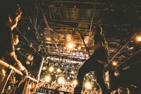 臀部を露出しているSTOMPIN' BIRDのYASU（B, Vo）。（Photo by Naoto Iwabuchi）