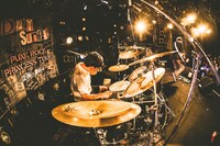 STOMPIN' BIRDのHOLY（Dr, Cho）。（Photo by Naoto Iwabuchi）