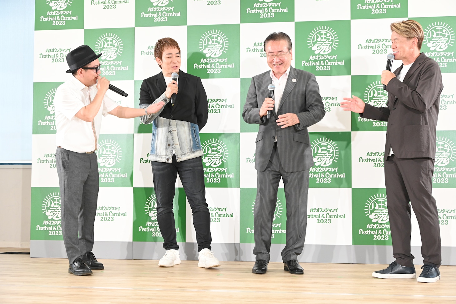 左からLITTLE（KICK THE CAN CREW）、ファンキー加藤（FUNKY MONKEY BΛBY'S）、八王子市長の石森孝志氏、ヒロミ。