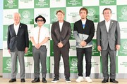 左から「八王子を盛り上げる会」会長の樫崎博氏、LITTLE（KICK THE CAN CREW）、ヒロミ、ファンキー加藤（FUNKY MONKEY BΛBY'S）、八王子市長の石森孝志氏。