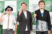 左からLITTLE（KICK THE CAN CREW）、ヒロミ、ファンキー加藤（FUNKY MONKEY BΛBY'S）。「八王子は一番」のポーズをとっている。