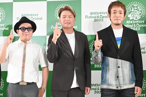 左からLITTLE（KICK THE CAN CREW）、ヒロミ、ファンキー加藤（FUNKY MONKEY BΛBY'S）。「八王子は一番」のポーズをとっている。